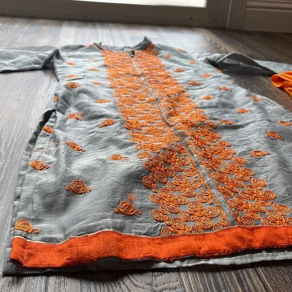 Embroidered gray suit - Picture 4 of 5